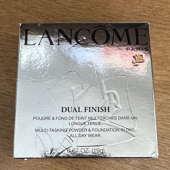 Lancome Dual Finish Multi-Tasking Powder - Silver Packaging - Picture 1 of 3